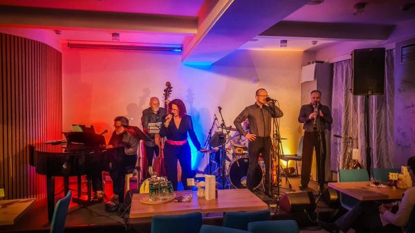 Harmonie ve Filharmonie Café nastala